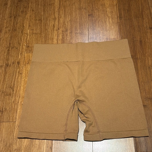 Women’s Ribbed Biker Shorts - Picture 3 of 4